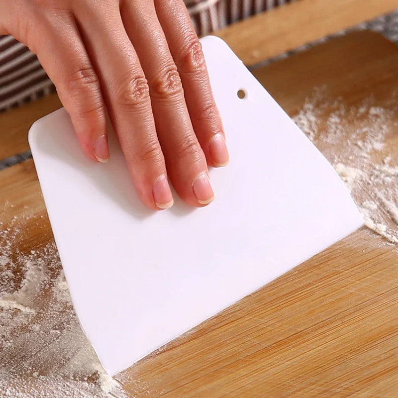 1Pc Useful Curved Cream Spatula DIY Pastry Cutters Fondant Dough Scraper Cake Cutter Pastry Kitchen Bakeware Baking Pastry Tools