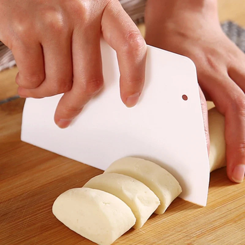 1Pc Useful Curved Cream Spatula DIY Pastry Cutters Fondant Dough Scraper Cake Cutter Pastry Kitchen Bakeware Baking Pastry Tools