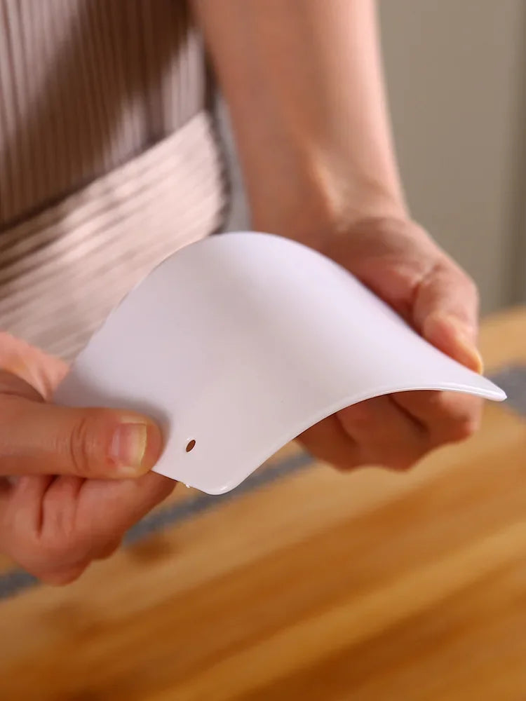 1Pc Useful Curved Cream Spatula DIY Pastry Cutters Fondant Dough Scraper Cake Cutter Pastry Kitchen Bakeware Baking Pastry Tools