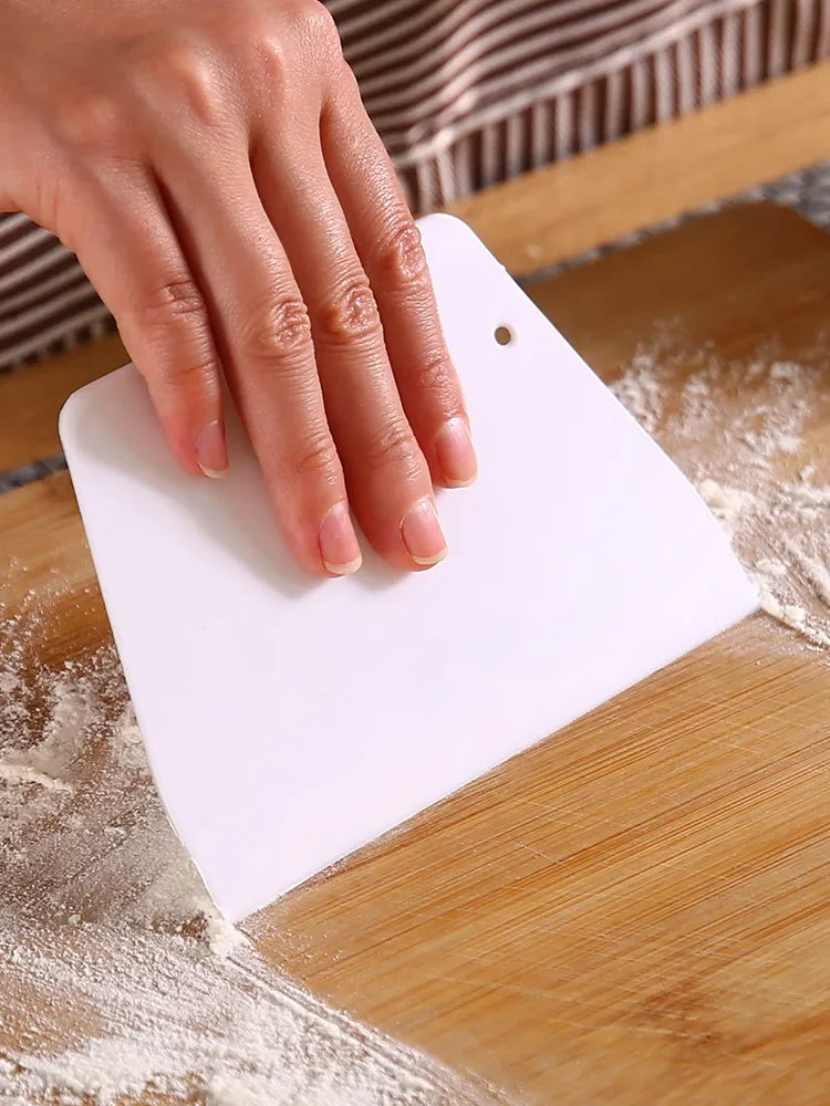 1Pc Useful Curved Cream Spatula DIY Pastry Cutters Fondant Dough Scraper Cake Cutter Pastry Kitchen Bakeware Baking Pastry Tools