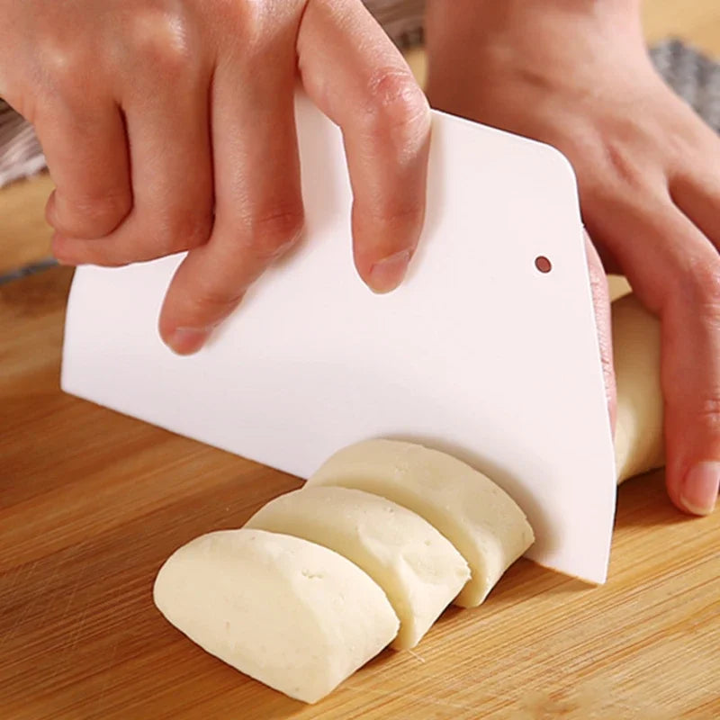 1Pc Useful Curved Cream Spatula DIY Pastry Cutters Fondant Dough Scraper Cake Cutter Pastry Kitchen Bakeware Baking Pastry Tools